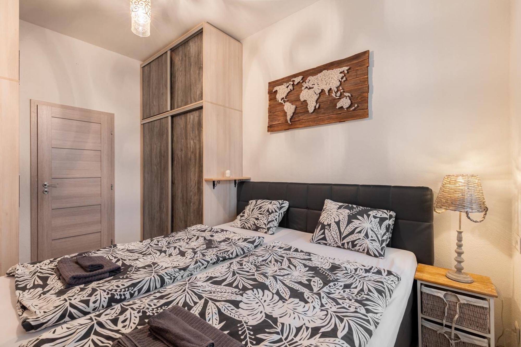 Апартаменти Charming Flat, Steps From Castle - Historic Part Братислава Екстер'єр фото